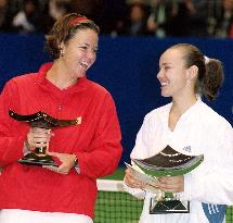 Davenport, Hingis receive awards at Toray Pan Pacific tennis